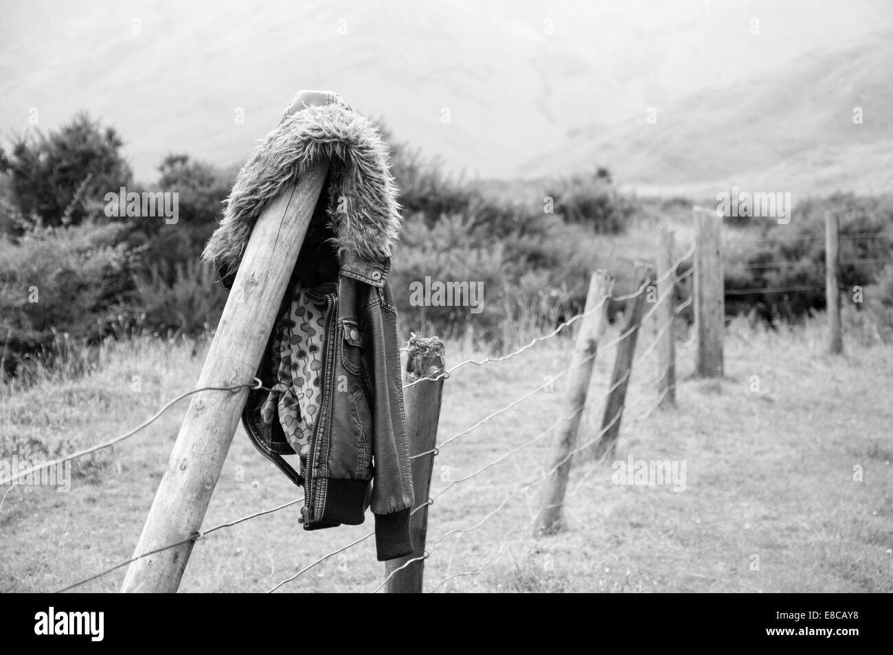 Veste en cuir vintage qui pèsent sur un poteau de clôture dans les highlands Banque D'Images