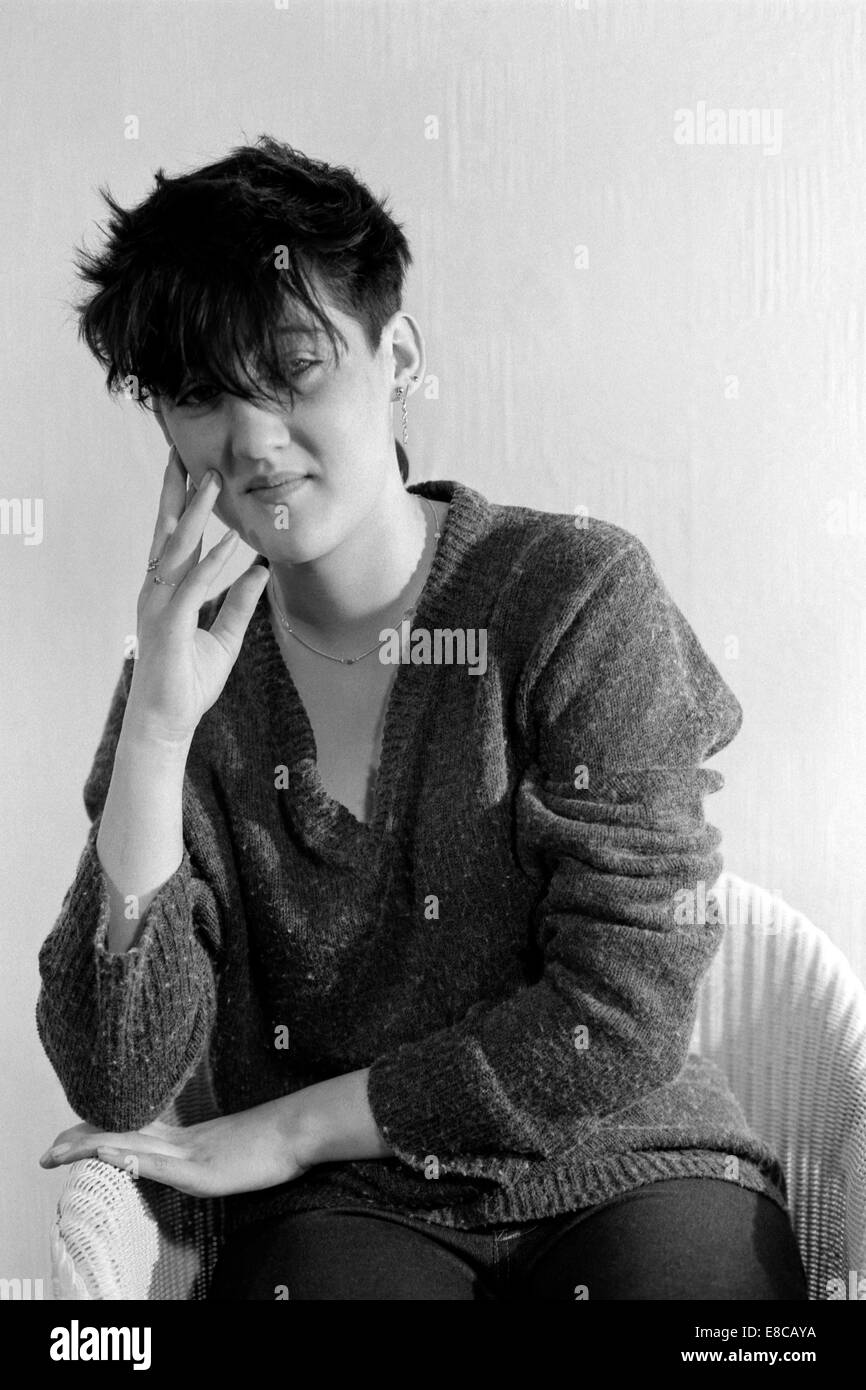 Les jeunes style punk woman relaxing in a chair pendant les années 1980 Banque D'Images