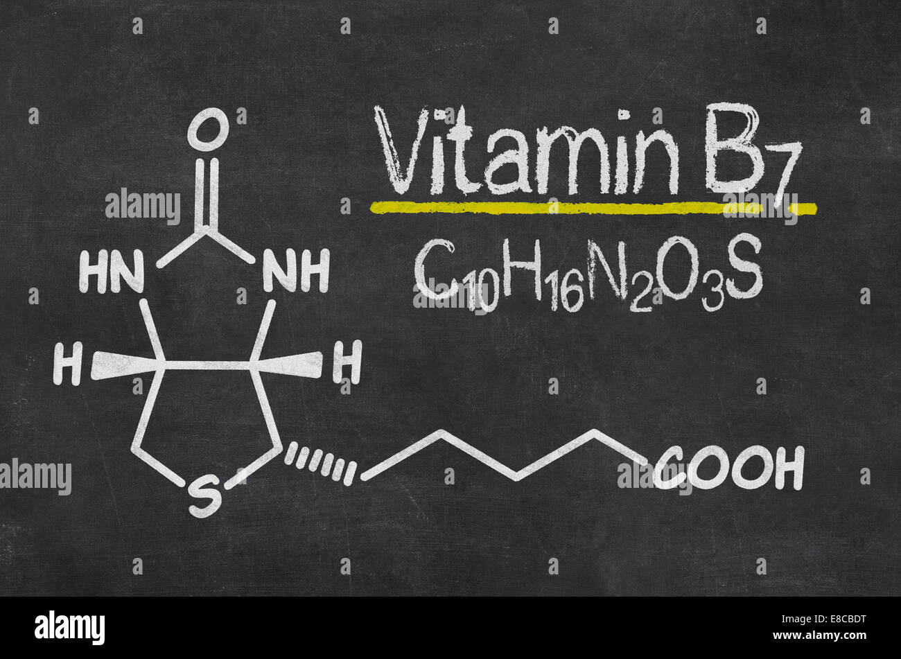 Tableau noir avec la formule chimique de la vitamine B7 Banque D'Images