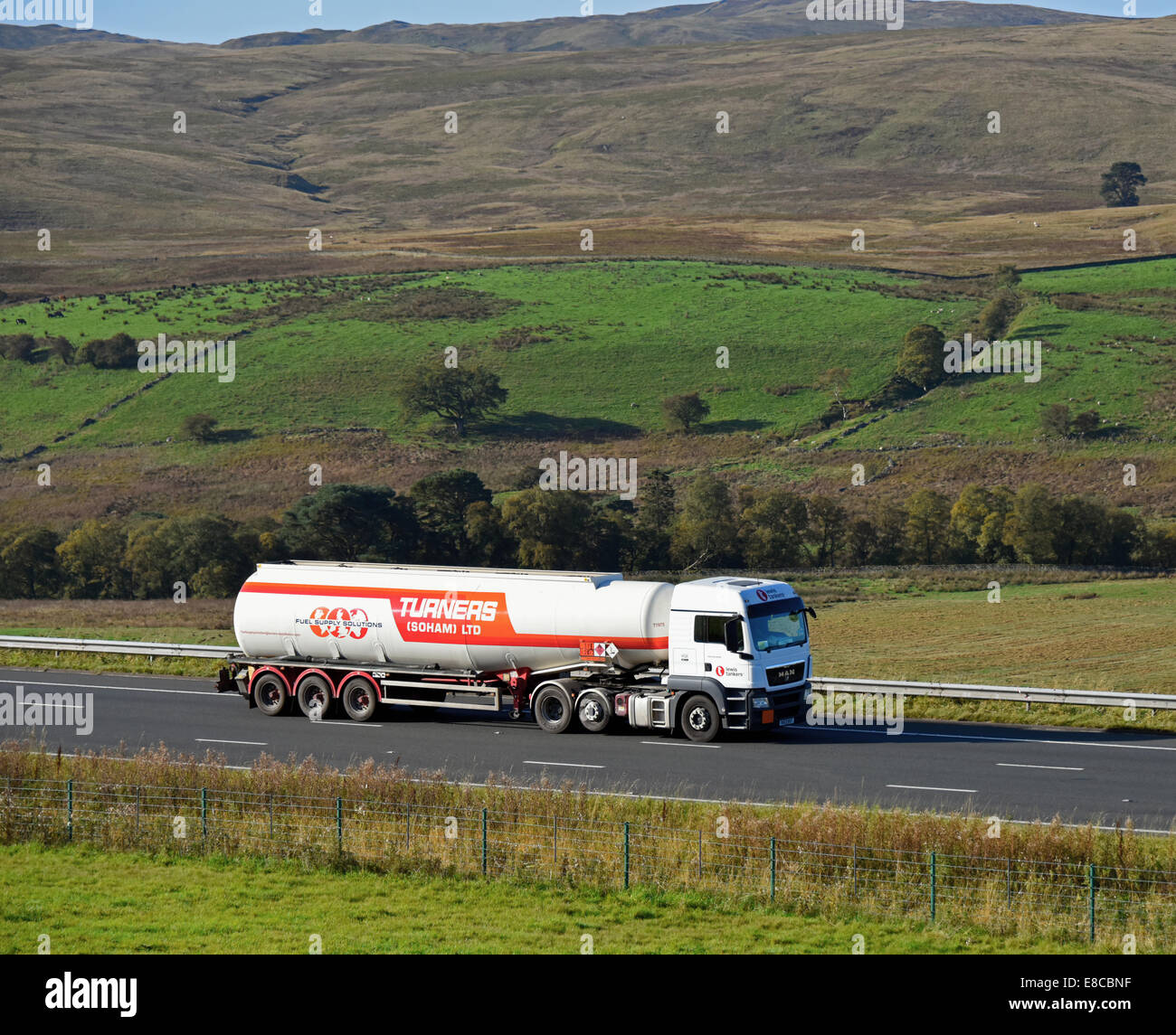 Les navires-citernes pour chalets Lewis (Soham) Ltd., camion-citerne de carburant. Autoroute M6, direction nord. Shap, Cumbria, Angleterre, Royaume-Uni, Europe. Banque D'Images