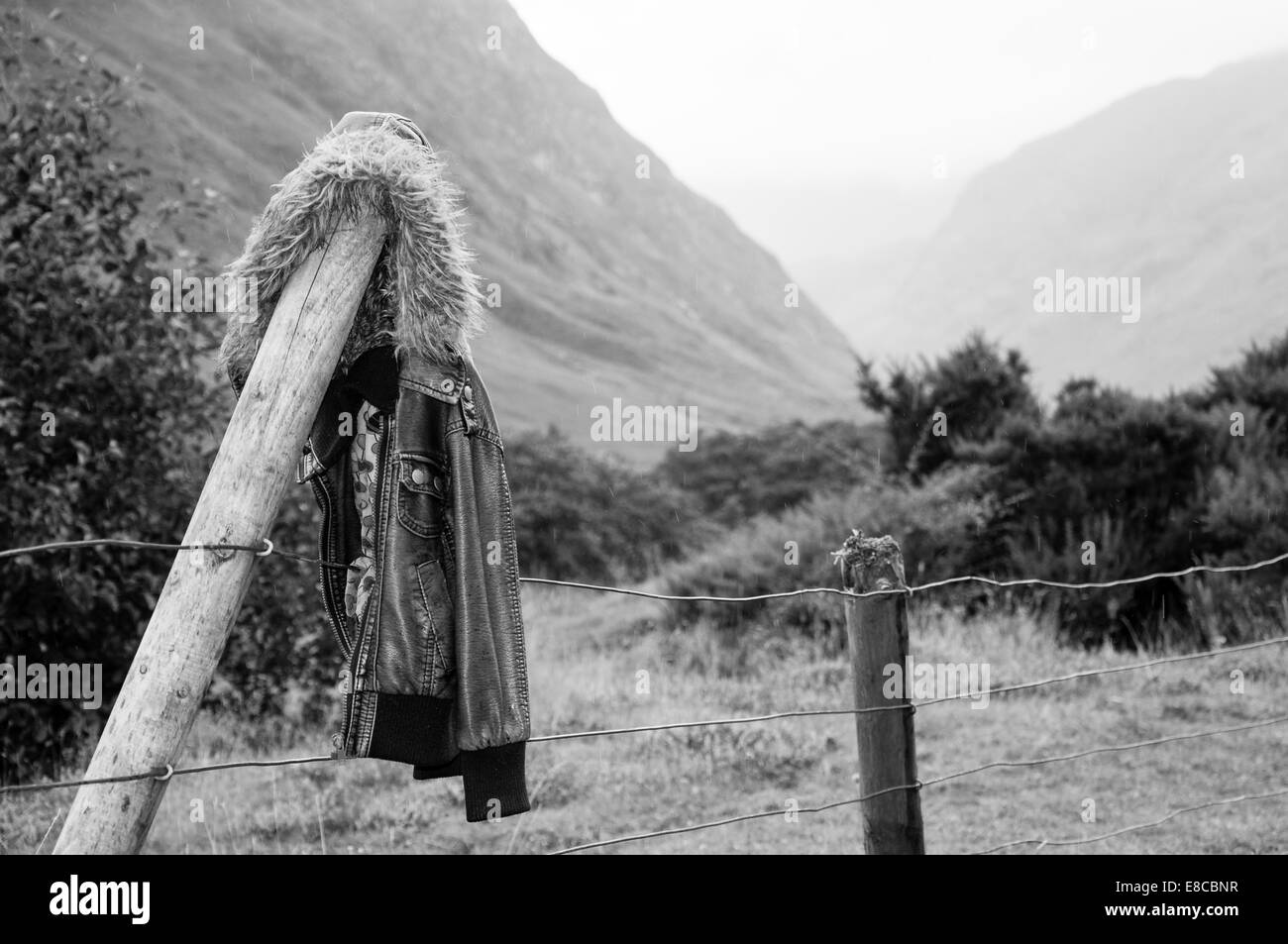 Veste en cuir vintage qui pèsent sur un poteau de clôture dans les highlands Banque D'Images