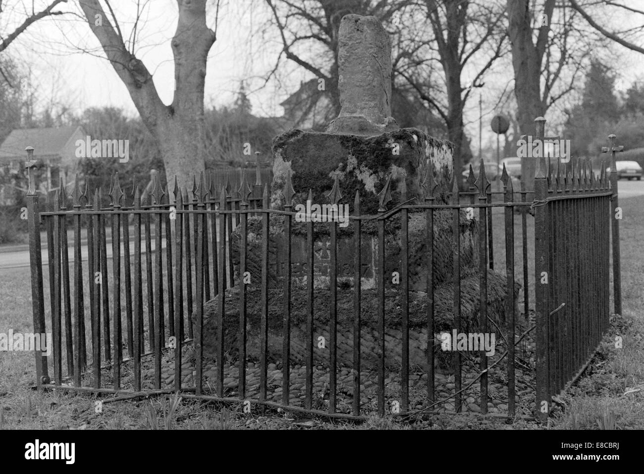 Croix en pierre antique monument situé sur bilton village green rugby Angleterre prises dans les années 1970 Banque D'Images