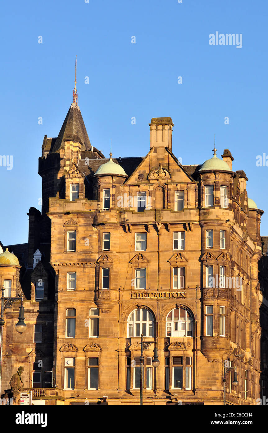 L'hôtel Carlton vue de North Bridge, Edinburgh, Ecosse sur un soir de juin. Banque D'Images