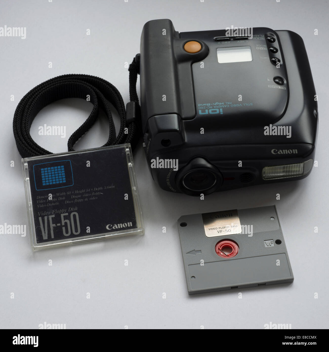 Ion pour appareil photo numérique Canon à partir de l'Années 1980 avec pièces de disque. Banque D'Images