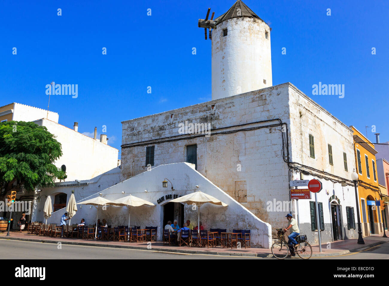 Ancien moulin transformé en un bar-café à la place de la ville de Plaça d'Alfons 111, Ciutadella, Minorque, Espagne Banque D'Images