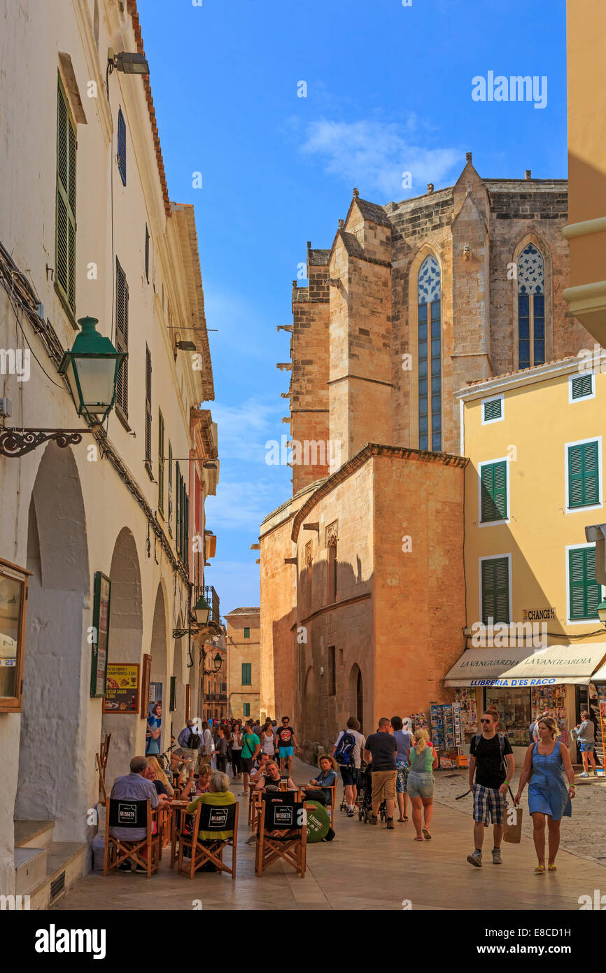Café de la rue et les restaurants de la vieille ville près de la cathédrale de ciutadella de menorca, Minorque, Espagne, Banque D'Images