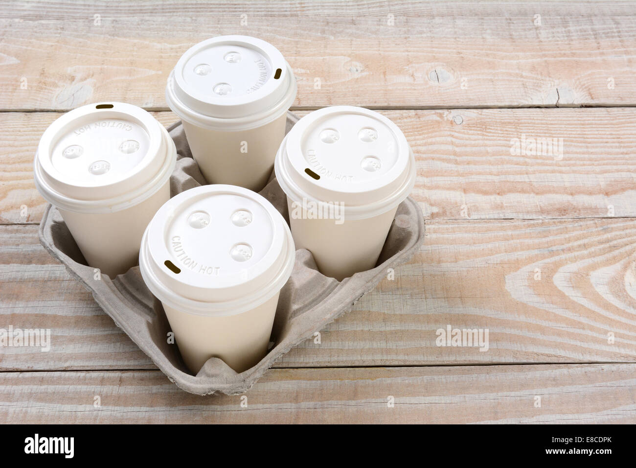 High angle shot d'un carton de prendre le bac avec quatre tasses de café avec couvercles. Banque D'Images High angle shot d'un carton de prendre le bac avec quatre tasses de café avec couvercles. Banque D'Images