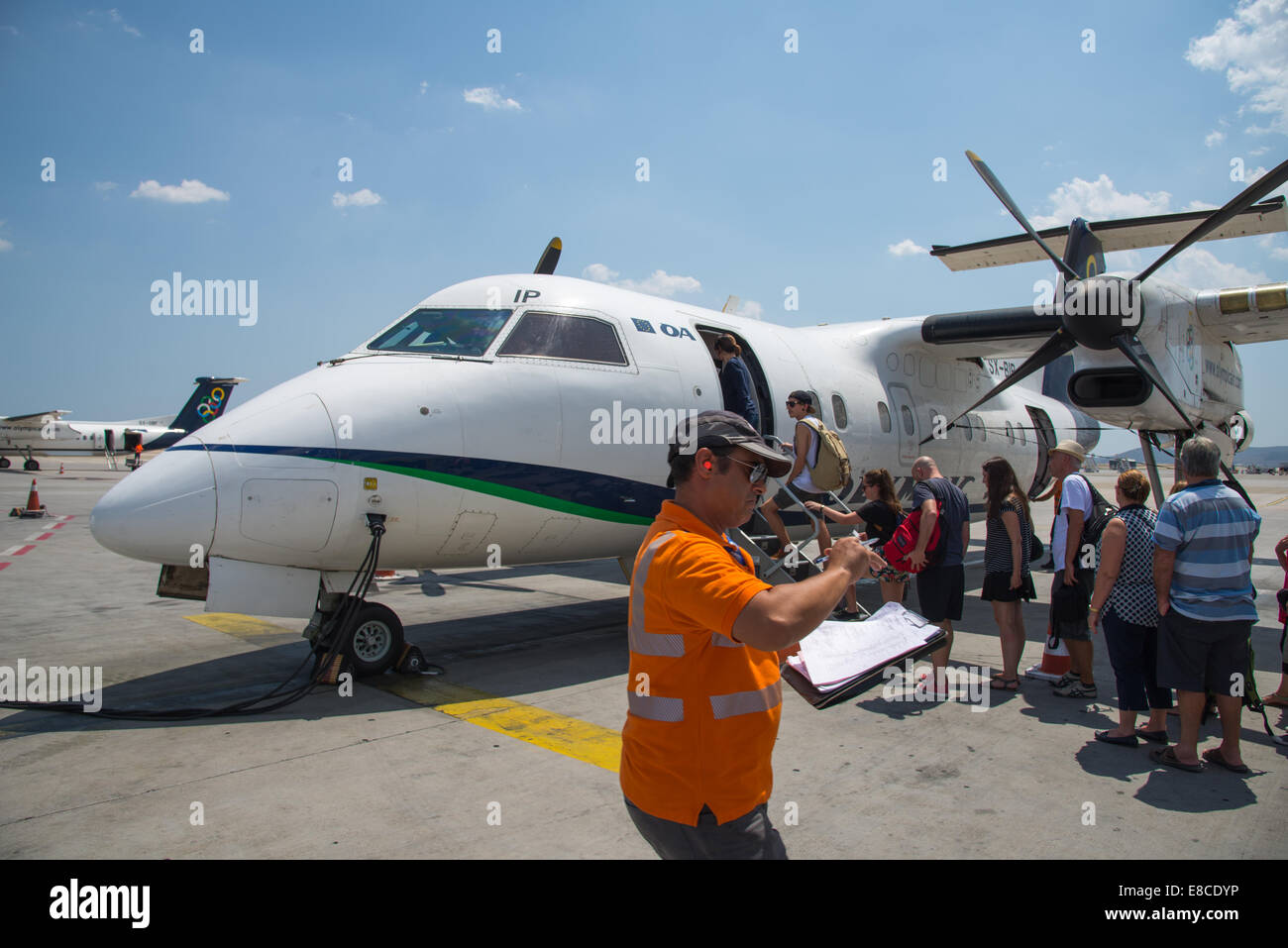 Les touristes d'embarquer dans un petit avion proppelor à Athènes, Grèce Banque D'Images