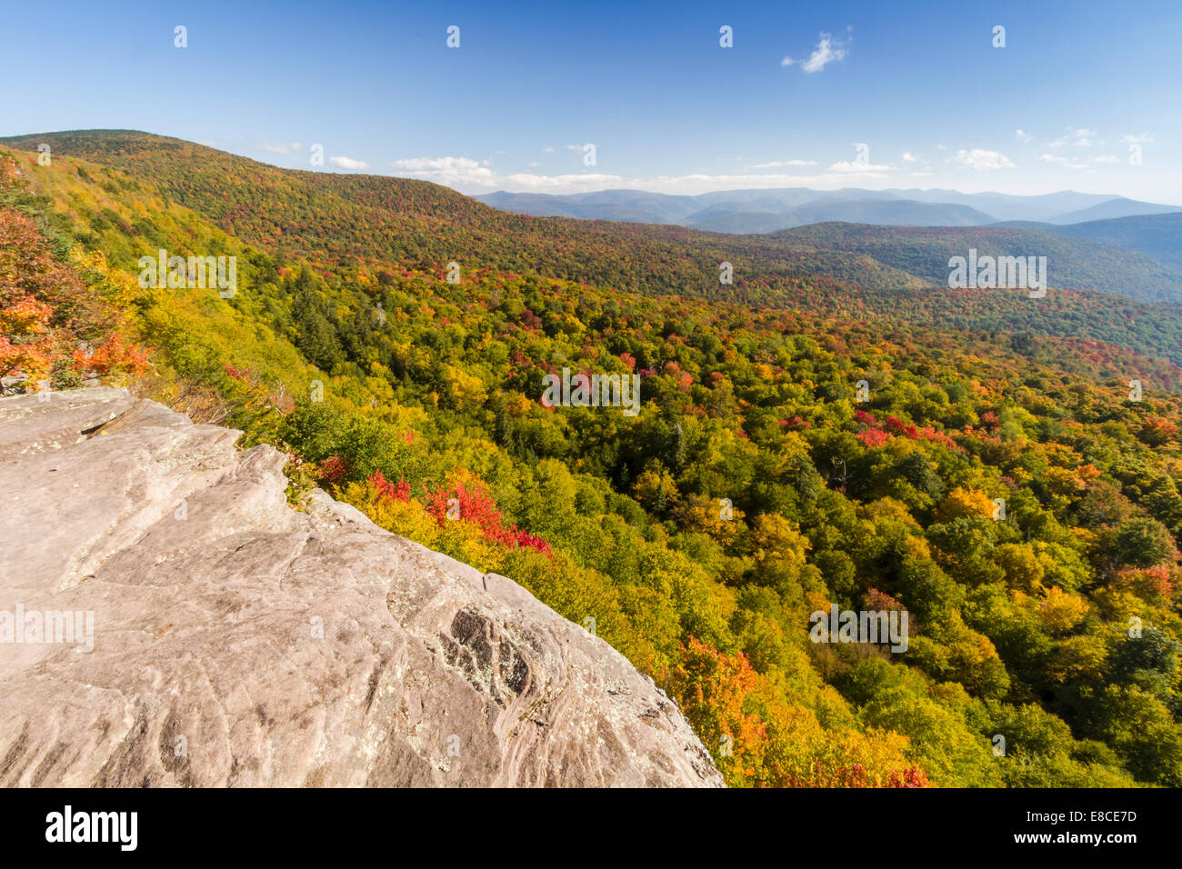 Montagne et vallée boisée Panther vu de Giant Ledge dans les Catskills Mountains de l'état de New York Banque D'Images