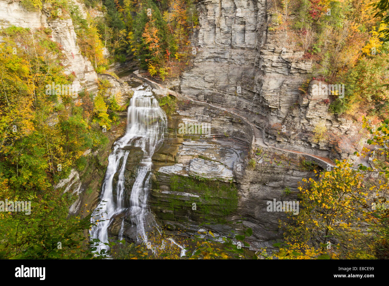 Lucifer Falls à l'automne vu de la négliger dans Robert H. Treman State Park en Trumansburg, New York Banque D'Images