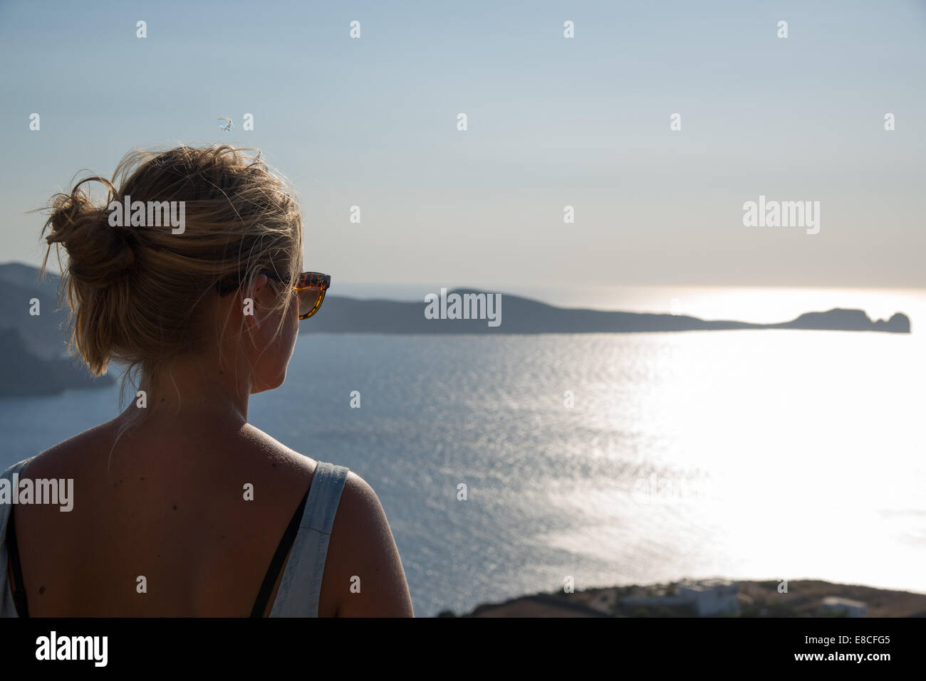 Portrait de l'adolescent qui reflet de soleil en mer à Milos, Grèce Banque D'Images