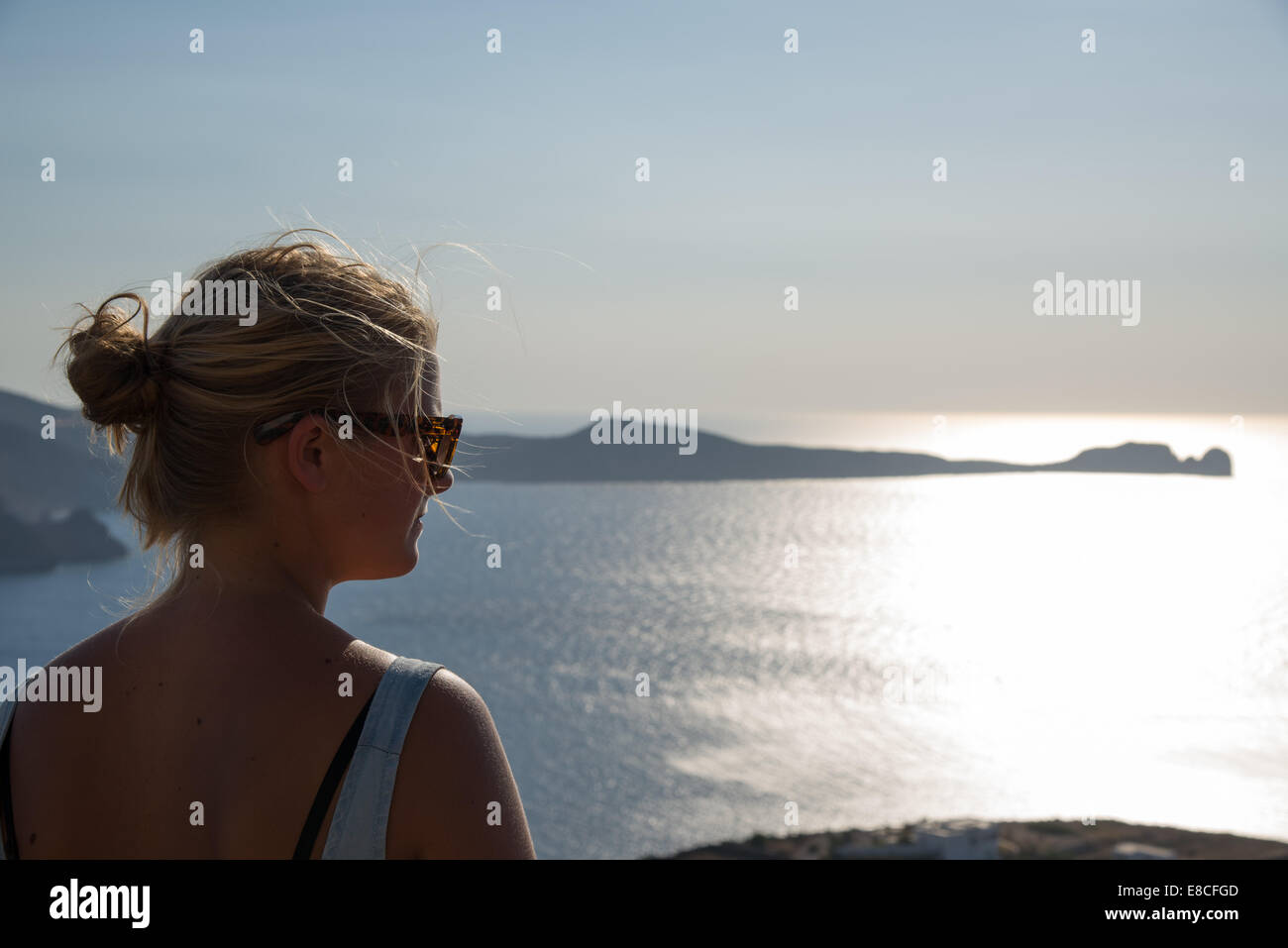 Portrait de l'adolescent qui reflet de soleil en mer à Milos, Grèce Banque D'Images