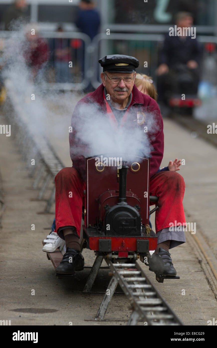 Trajet en train à vapeur miniature - sourire de pilote du moteur - Gala 10e anniversaire de la GRN Shildon Banque D'Images