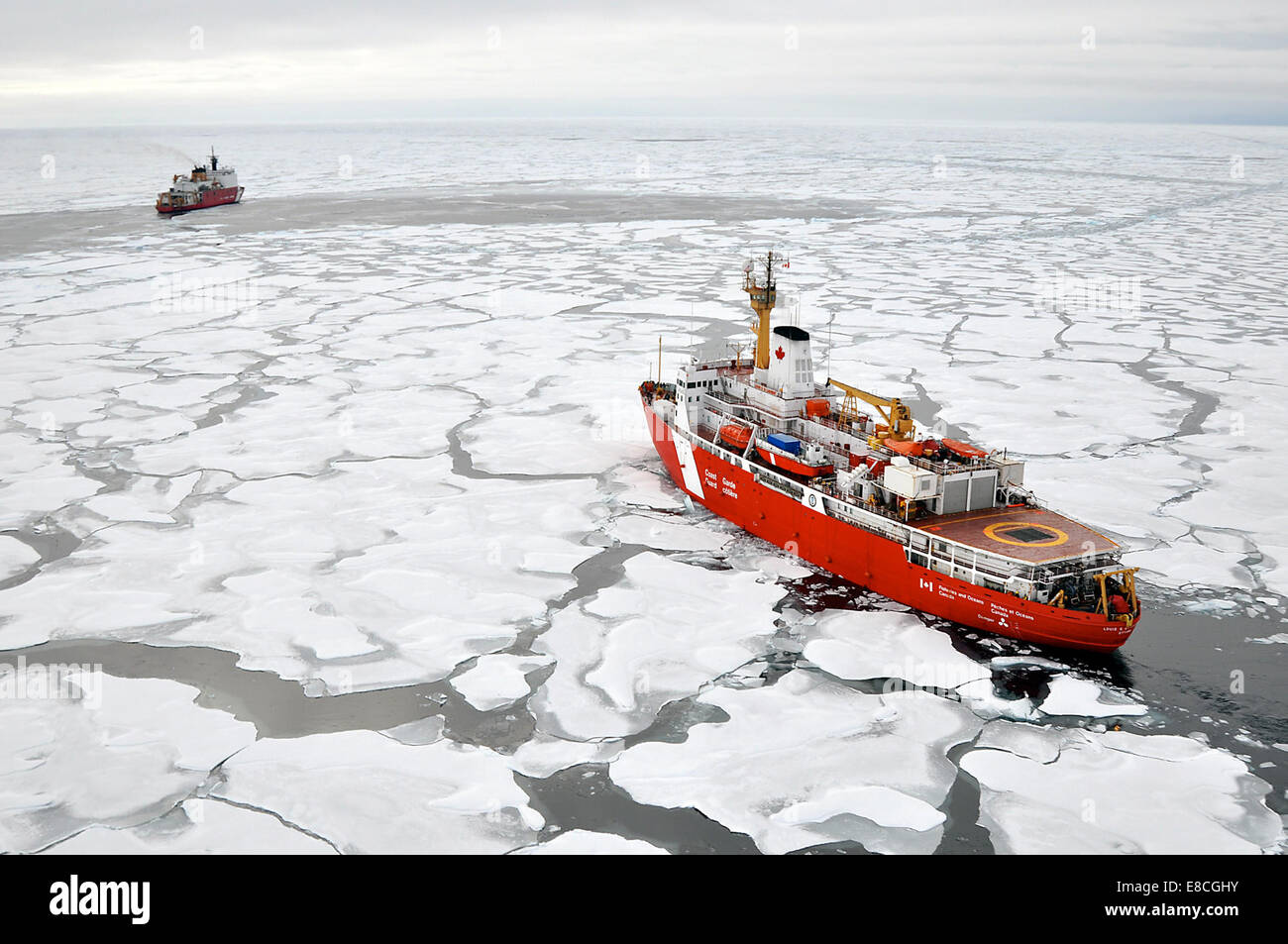 En clôture de l'océan Arctique - Le Navire de la Garde côtière canadienne Louis S. St-Laurent permet une approche de la garde-côte de Healy dans l'océan Arctique le 5 septembre 2009. Les deux navires prennent part à un programme pluriannuel d'office dans l'Arctique qui aideront à définir Banque D'Images