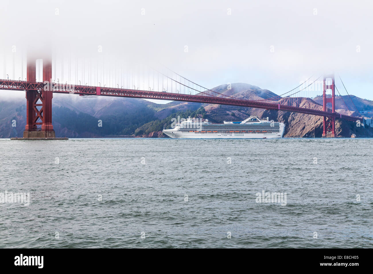 Golden Gate Bridge avec bateau de croisière Banque D'Images