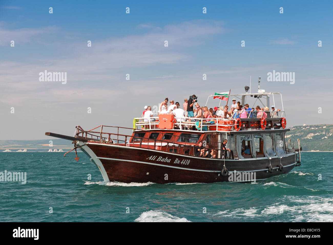 BURGAS, BULGARIE - 18 juillet 2014 : bateau de plaisance en bois plein de touristes va sur la mer Noire dans la baie de Burgas, Bulgarie Banque D'Images