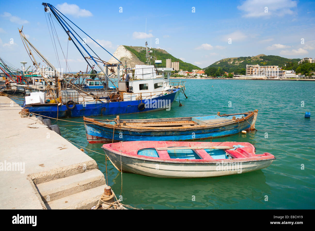 La pêche et les petits bateaux en bois sont amarrés dans le port de Kavarna, Bulgarie Banque D'Images