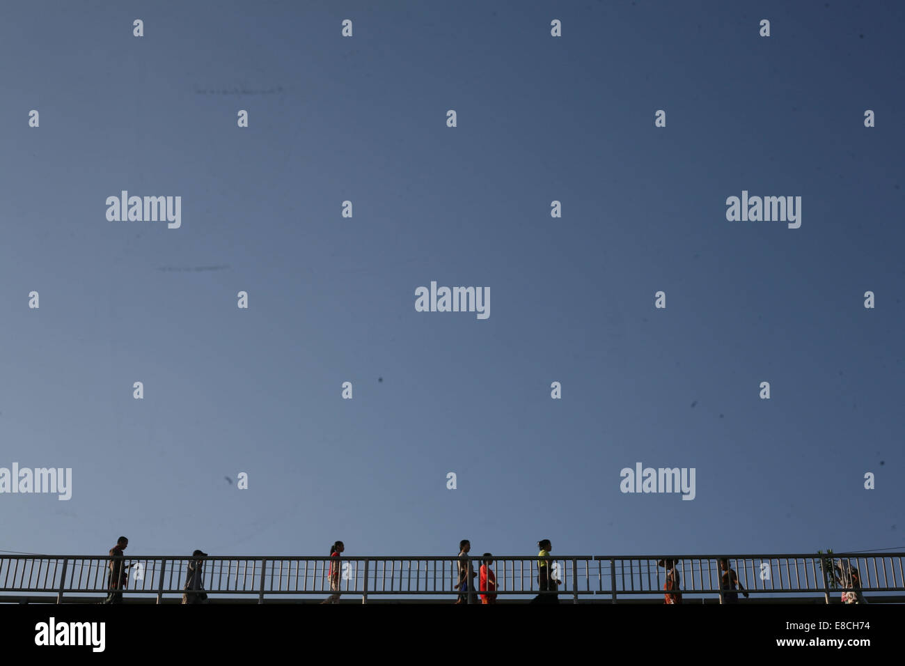 Mae Sot, en Thaïlande. 5Th Oct, 2014. Travailleurs migrants birmans qui traversent la frontière entre la Thaïlande et le pont de l'amitié dans l'bordertown Mae Sot, en Thaïlande. Après des semaines d'enquêtes, la police thaïlandaise a arrêté trois hommes Birmans sur le meurtre de deux touristes britanniques David Miller et Hannah Witheridge sur la maison de vacances île de Koh Tao.La communauté des travailleurs migrants birmans est en alerte et les craintes d'une entreprise répondre à ces meurtres sur les travailleurs migrants à l'intérieur de la Thaïlande par les responsables thaïlandais. Credit : ZUMA Press, Inc./Alamy Live News Banque D'Images