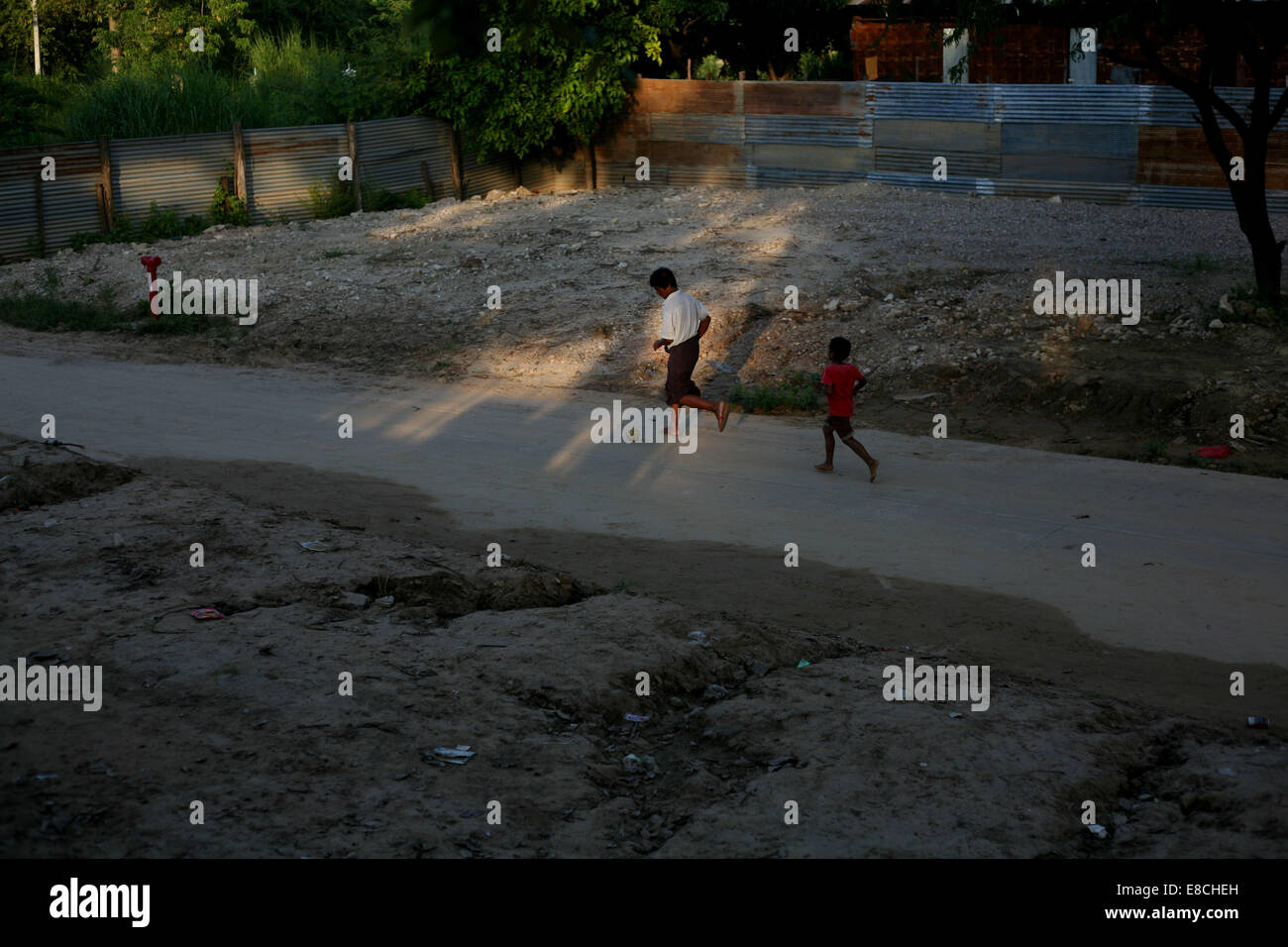 Mae Sot, en Thaïlande. 5Th Oct, 2014. Un travailleurs migrants birmans joue au soccer avec sur les rives de la rivière Moei qui forme la frontière naturelle entre la Thaïlande et la Birmanie dans l'bordertown Mae Sot, en Thaïlande. Après des semaines d'enquêtes, la police thaïlandaise a arrêté trois hommes Birmans sur le meurtre de deux touristes britanniques David Miller et Hannah Witheridge sur la maison de vacances île de Koh Tao.La communauté des travailleurs migrants birmans est en alerte et les craintes d'une entreprise répondre à ces meurtres sur les travailleurs migrants à l'intérieur de la Thaïlande par les responsables thaïlandais. Credit : ZUMA Press, Inc./Alamy Live News Banque D'Images