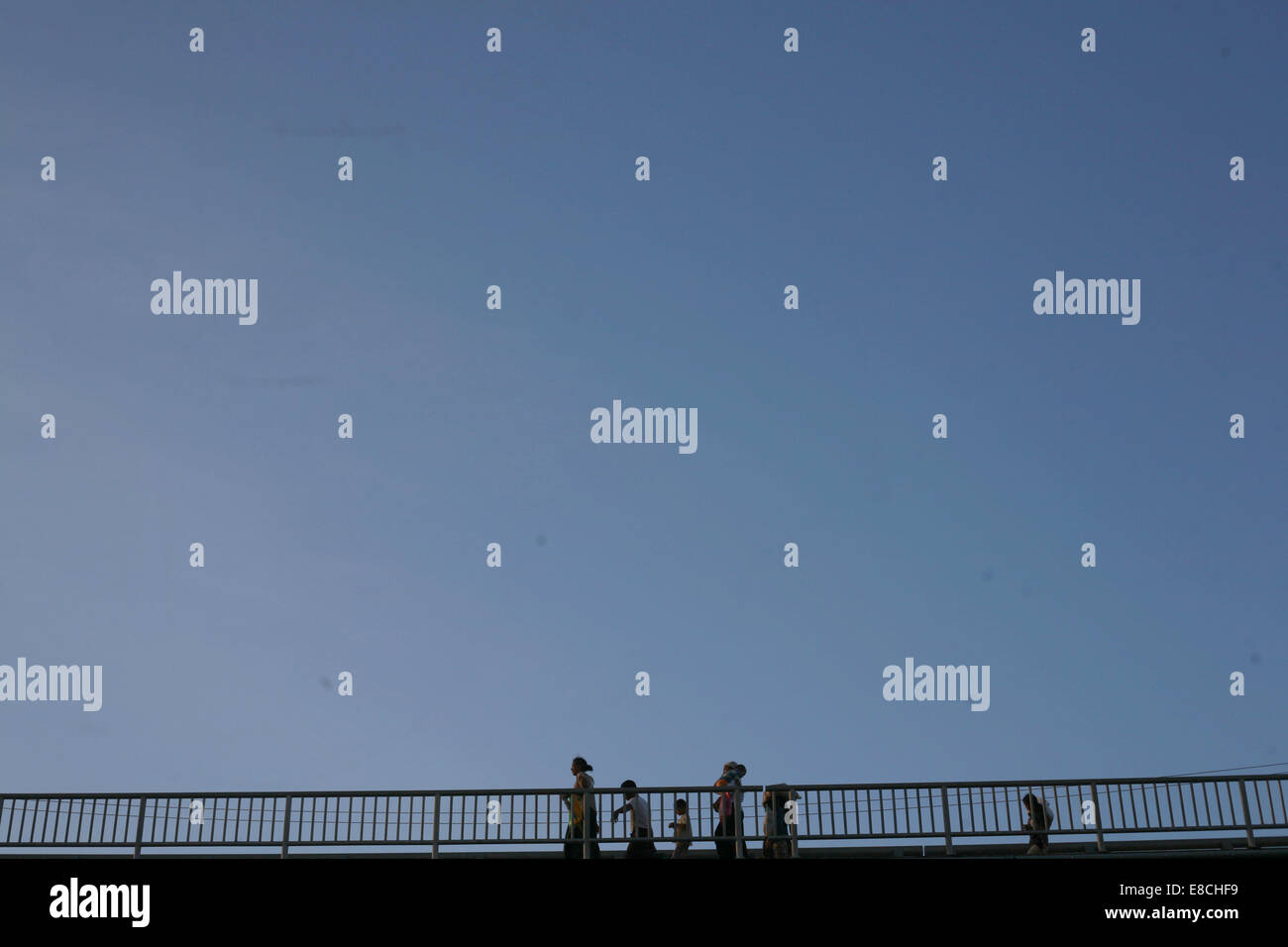 Mae Sot, en Thaïlande. 5Th Oct, 2014. Travailleurs migrants birmans qui traversent la frontière entre la Thaïlande et le pont de l'amitié dans l'bordertown Mae Sot, en Thaïlande. Après des semaines d'enquêtes, la police thaïlandaise a arrêté trois hommes Birmans sur le meurtre de deux touristes britanniques David Miller et Hannah Witheridge sur la maison de vacances île de Koh Tao.La communauté des travailleurs migrants birmans est en alerte et les craintes d'une entreprise répondre à ces meurtres sur les travailleurs migrants à l'intérieur de la Thaïlande par les responsables thaïlandais. Credit : ZUMA Press, Inc./Alamy Live News Banque D'Images