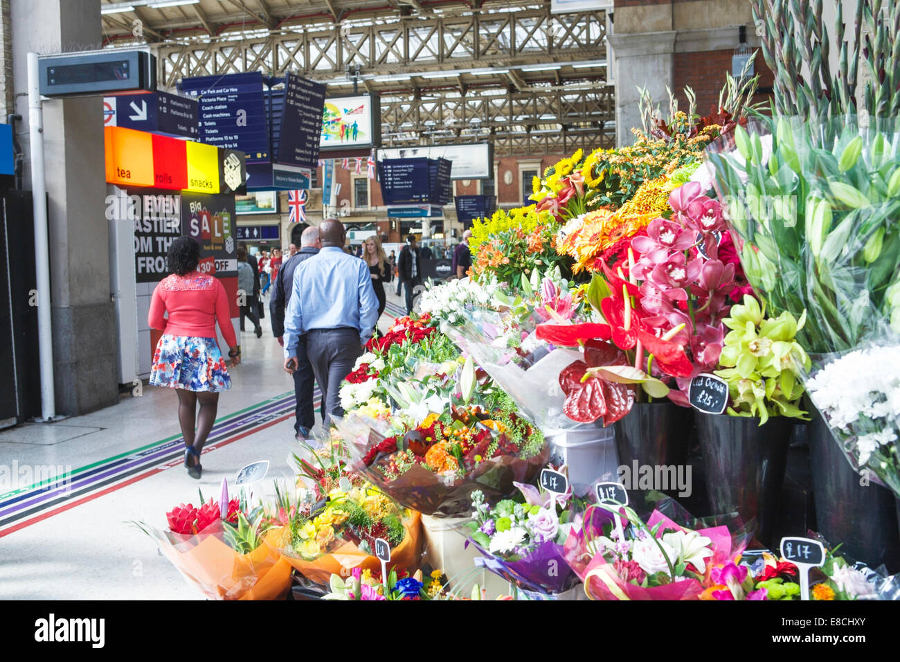 L'île de fleurs fleuriste : fleurs : à la gare de Victoria, London, UK. Banque D'Images