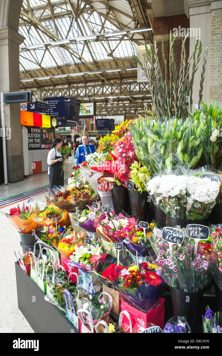 L'île de fleurs fleuriste : fleurs : à la gare de Victoria, London, UK. Banque D'Images