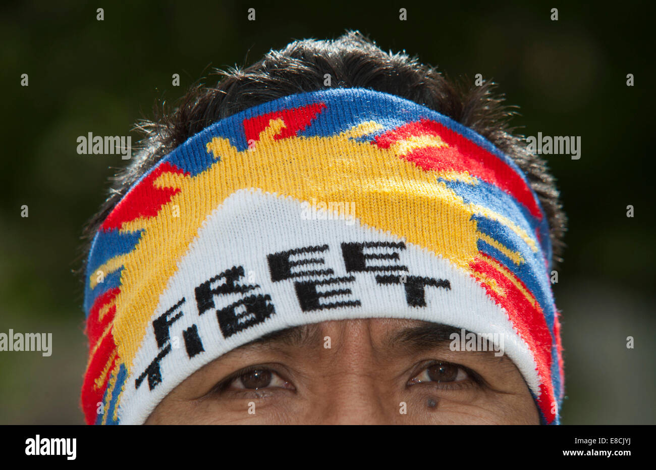 Un tibétain est montrant les couleurs de son pays à un meeting de protestation au cours de la visite du Premier ministre chinois Li Keqiang à Berne, Suisse Banque D'Images