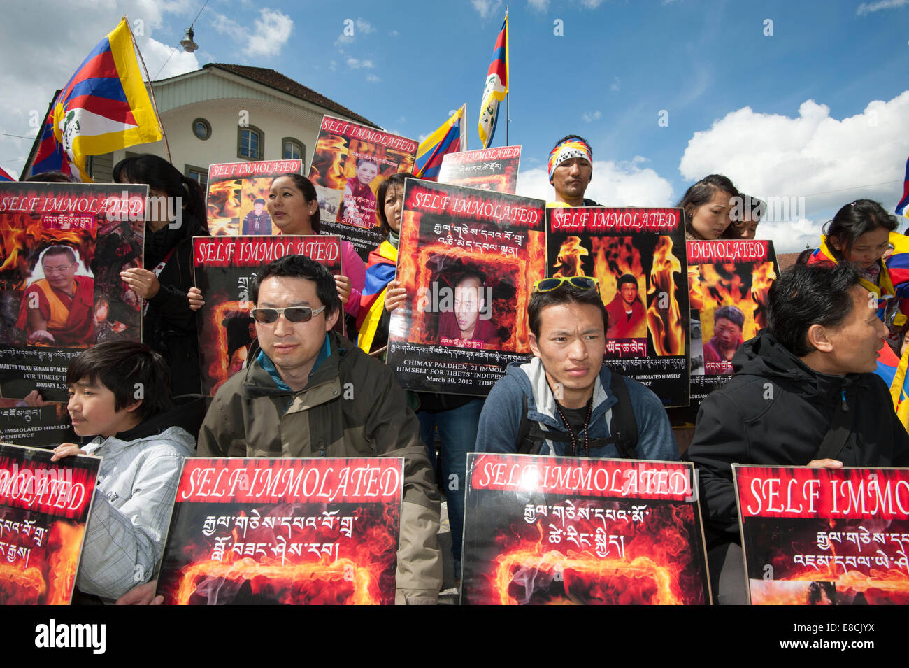 Les tibétains sont maintenant des affiches et des drapeaux à un meeting de protestation au cours de la visite du Premier ministre chinois Li Keqiang à Berne,Suisse Banque D'Images