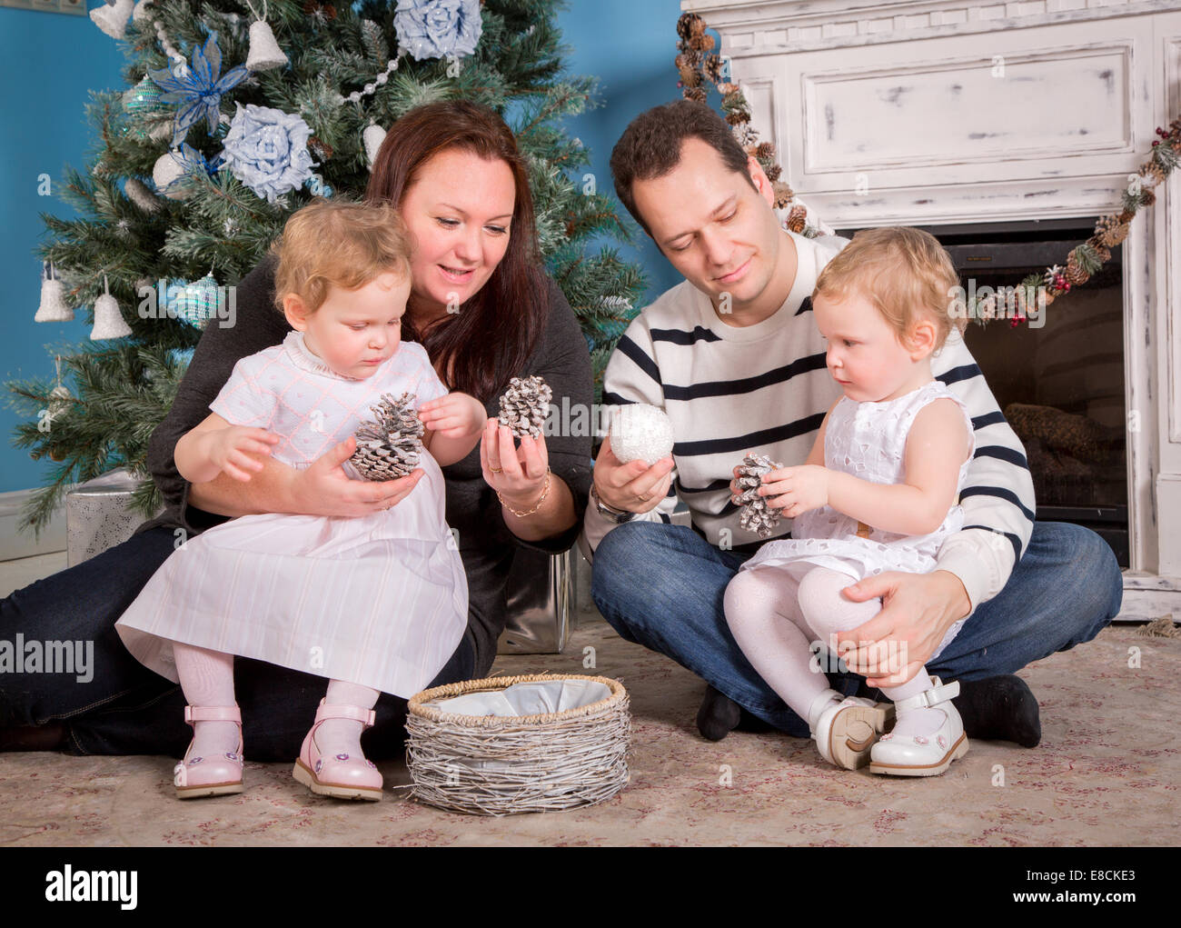 Happy Family Decorating Christmas Tree Banque D'Images