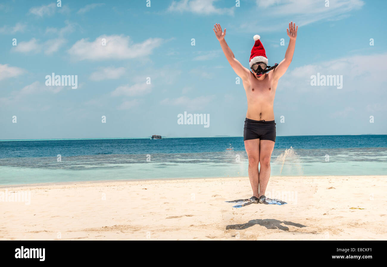 Vacances de Noël - homme à Santa hat sur les Maldives tropical beach Banque D'Images