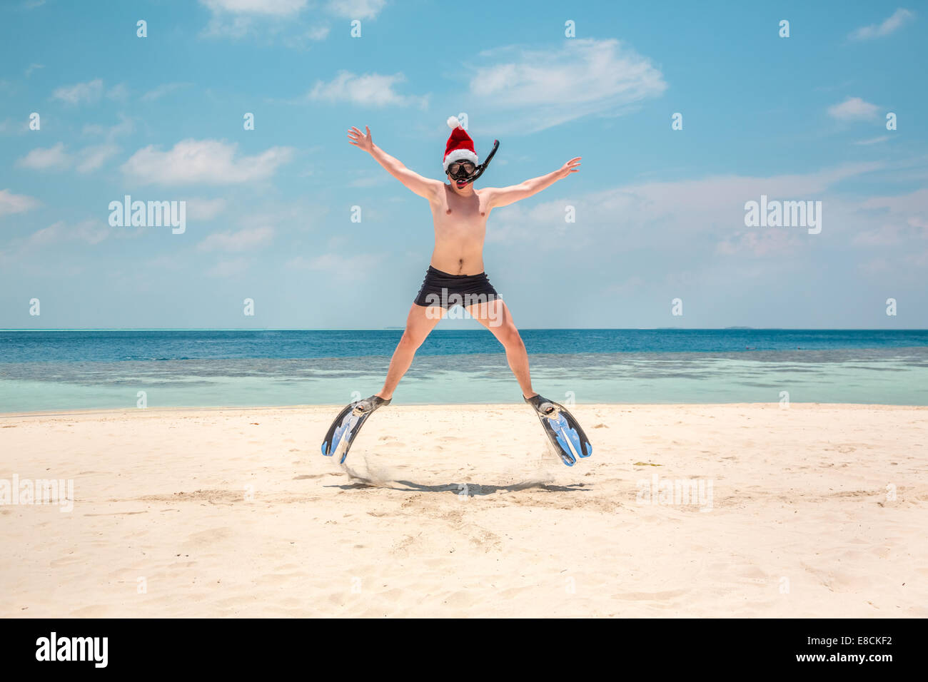 Vacances de Noël - homme à Santa hat sur les Maldives tropical beach Banque D'Images