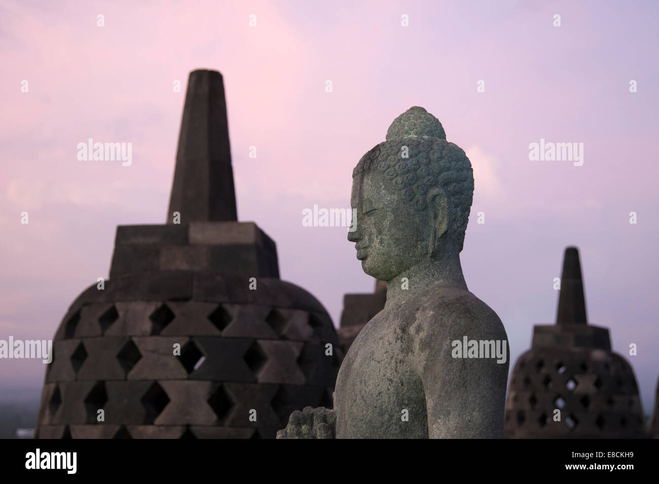 Coucher du soleil Bouddha à la temple de Borobudur à Java Banque D'Images