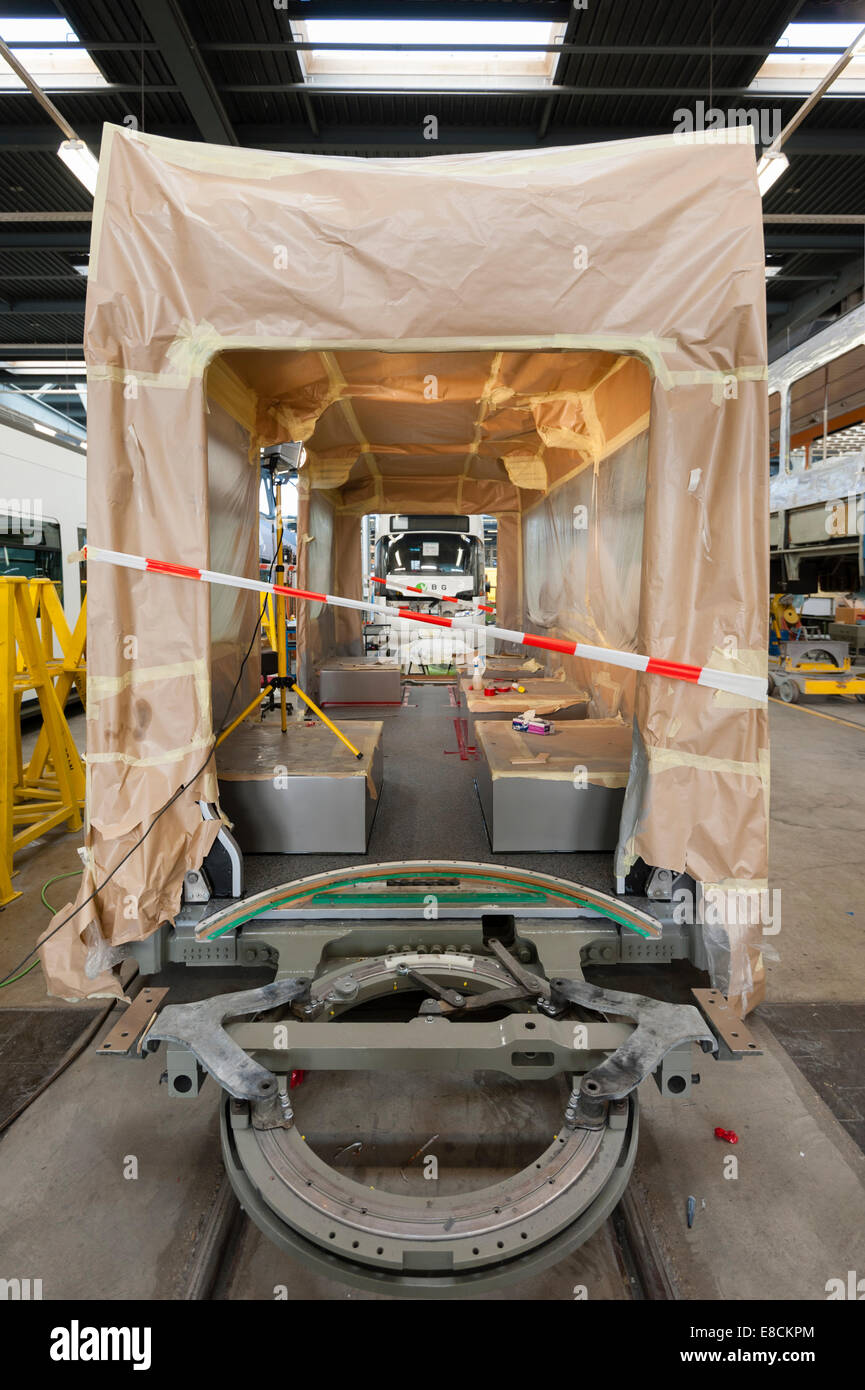 Un train tramway Zurich est prêt pour la peinture à l'entretien garage de VBZ Zurich, l'opérateur de transport public de Zurich. Banque D'Images