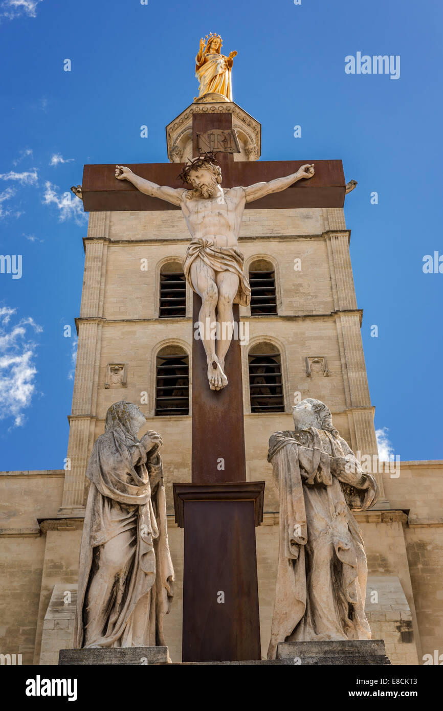 Calvaire à l'extérieur de la cathédrale d'Avignon, Vaucluse, France Banque D'Images