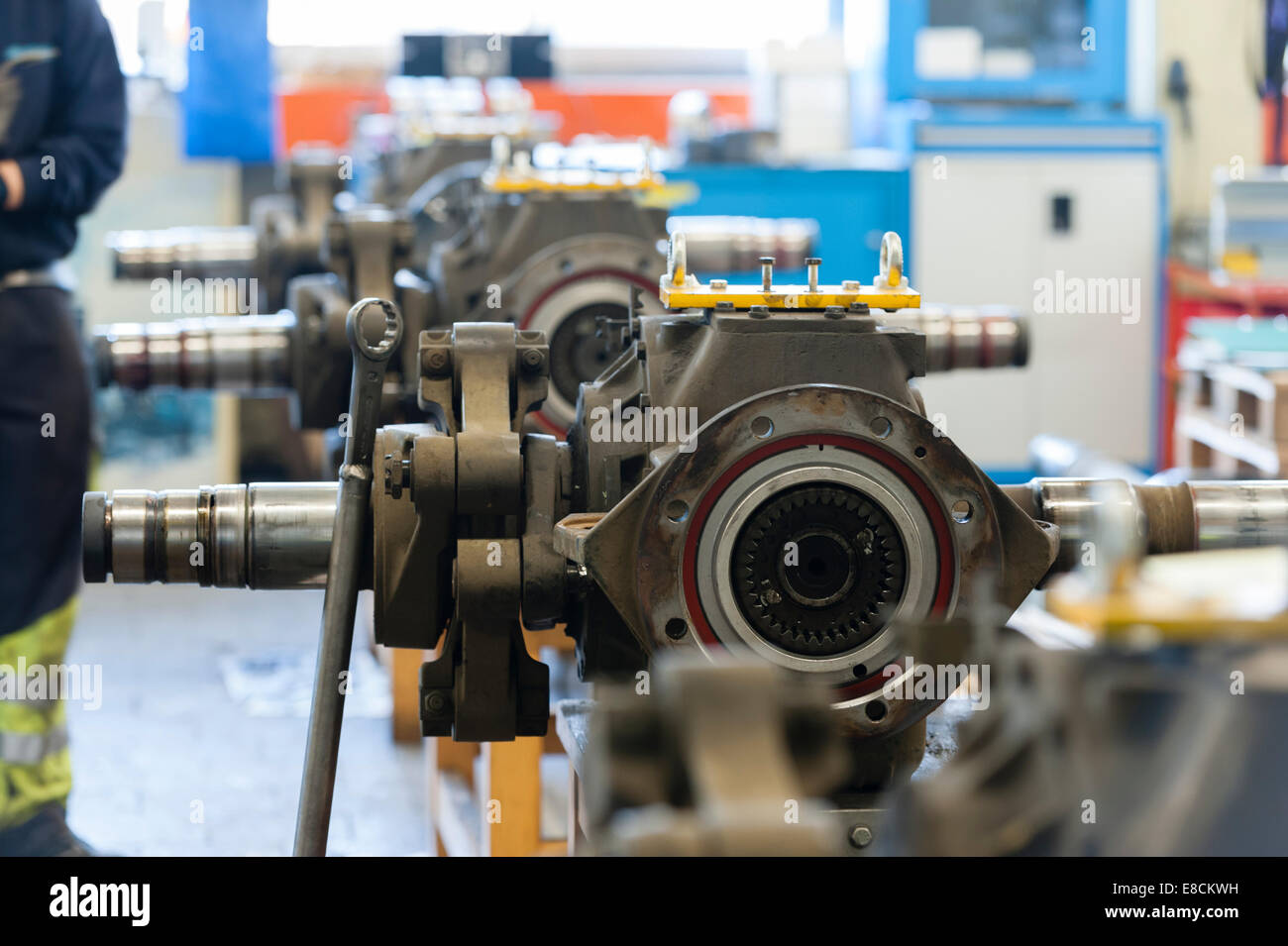 Les travailleurs sont pour la fabrication de composants de trains tramway de Zurich au garage d'entretien central de VBZ Zurich. Banque D'Images