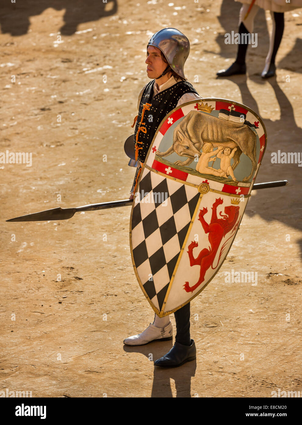 Défilé en costumes historiques, des chevaliers en armure avec des casques,  Palio de Sienne, centre historique, Sienne, Toscane, Italie Photo Stock -  Alamy