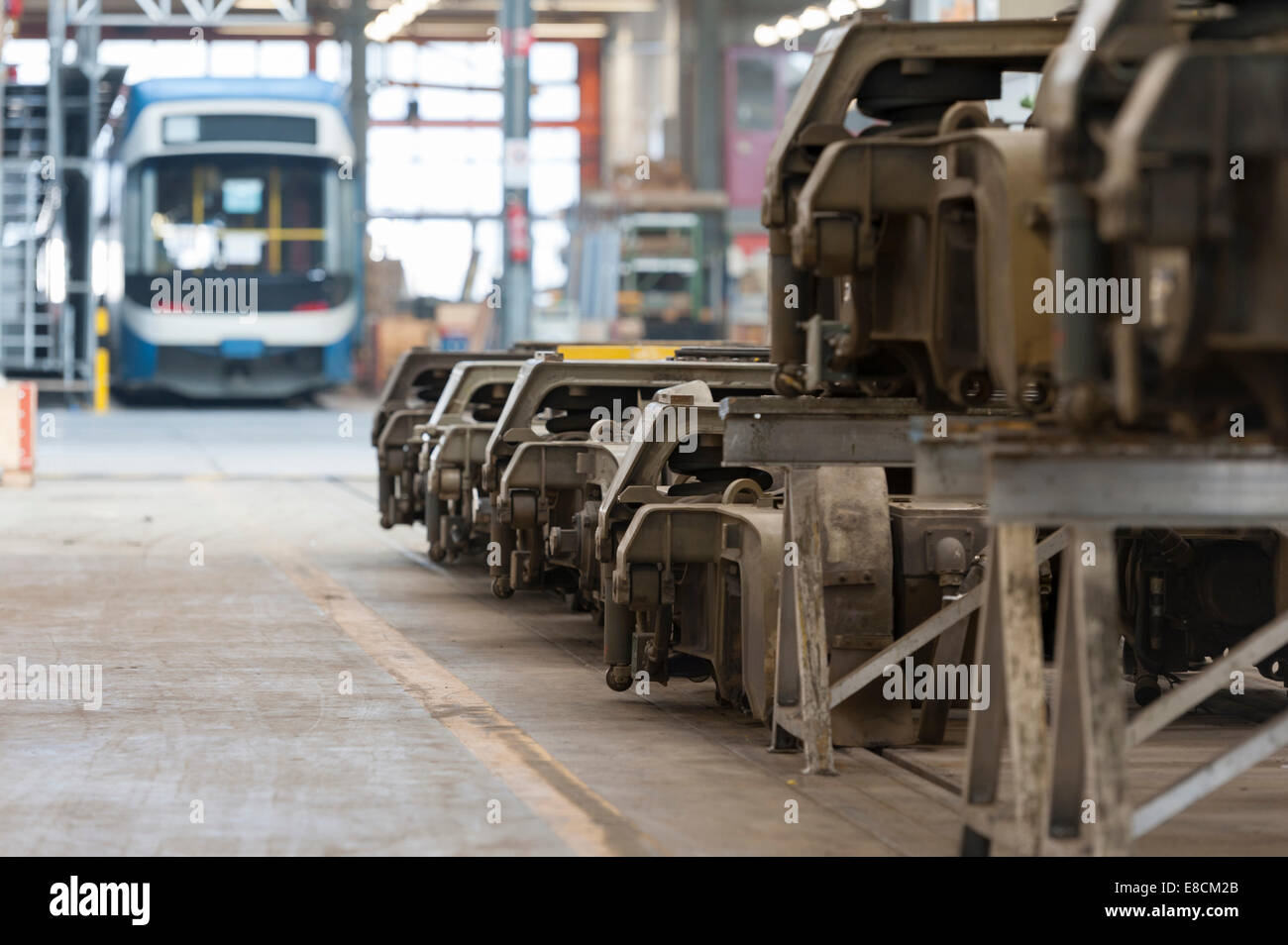 Châssis de train en face d'un 'Zurich' train tramway à la gare de garage d'entretien l'opérateur de transport public de Zurich. Banque D'Images