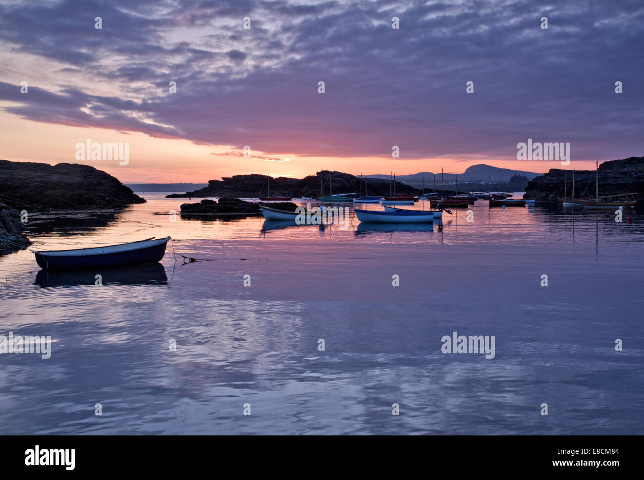 Coucher du soleil à Diana Porth lumière de fin de soirée sur la côte ouest de l'île sacrée partie de l'île d'Anglesey (Sir Ynys Mon) North Banque D'Images