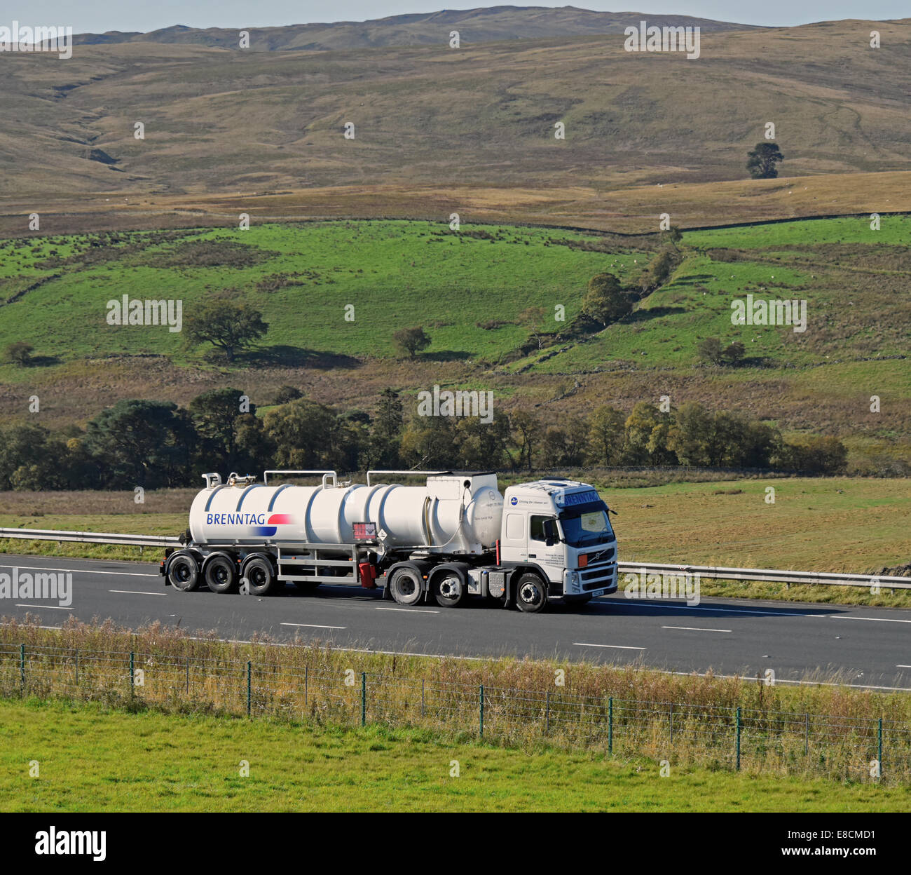 La société Brenntag U.K. Ltd., le tanker. Autoroute M6, direction nord. Shap, Cumbria, Angleterre, Royaume-Uni, Europe. Banque D'Images