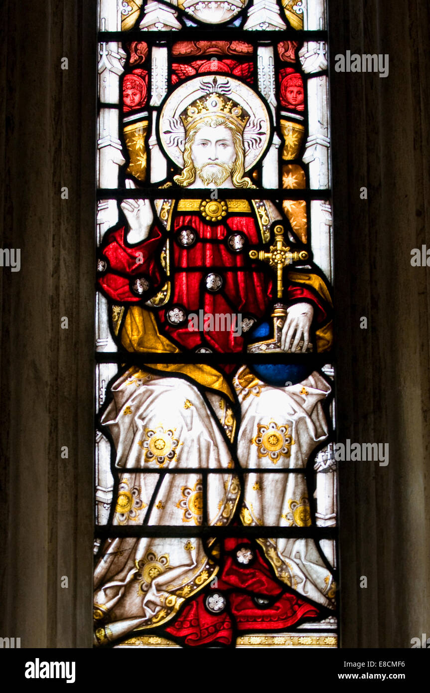 Vitraux de Seigneur Jésus Christ comme le Roi du Ciel était assis sur son trône céleste Banque D'Images