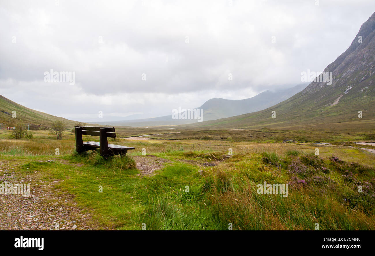 Banc avec vue sur les montagnes écossaises à Glencoe Banque D'Images