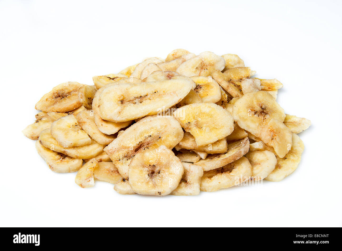 Chips de banane séchée sur fond blanc Banque D'Images