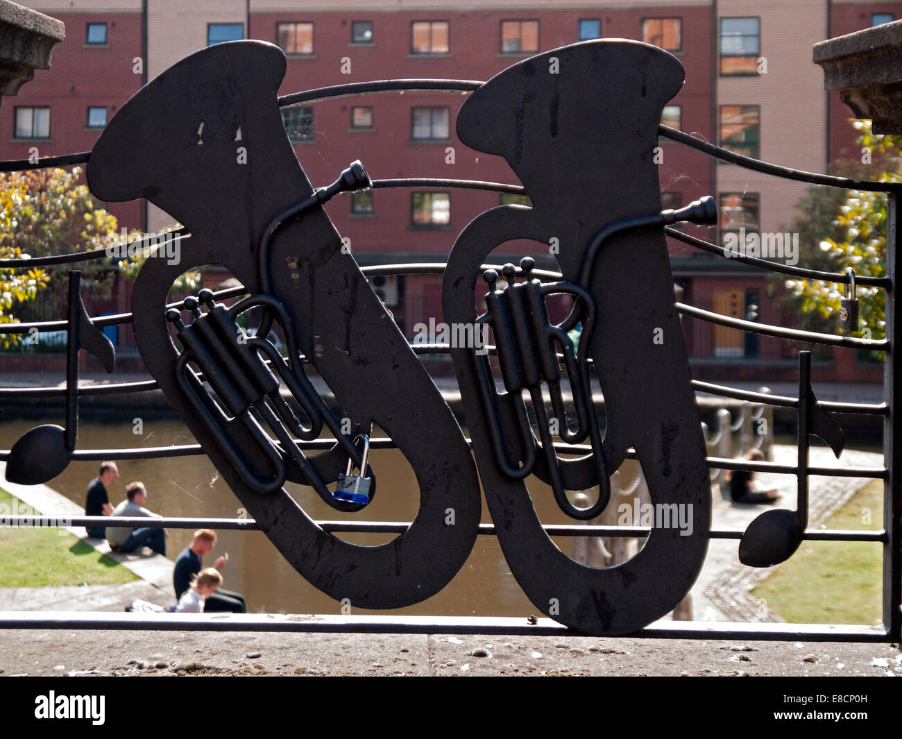 Instrument de musique métal forgé à thème sur un pont-canal à proximité du Bridgewater Hall, Manchester, Angleterre, RU Banque D'Images