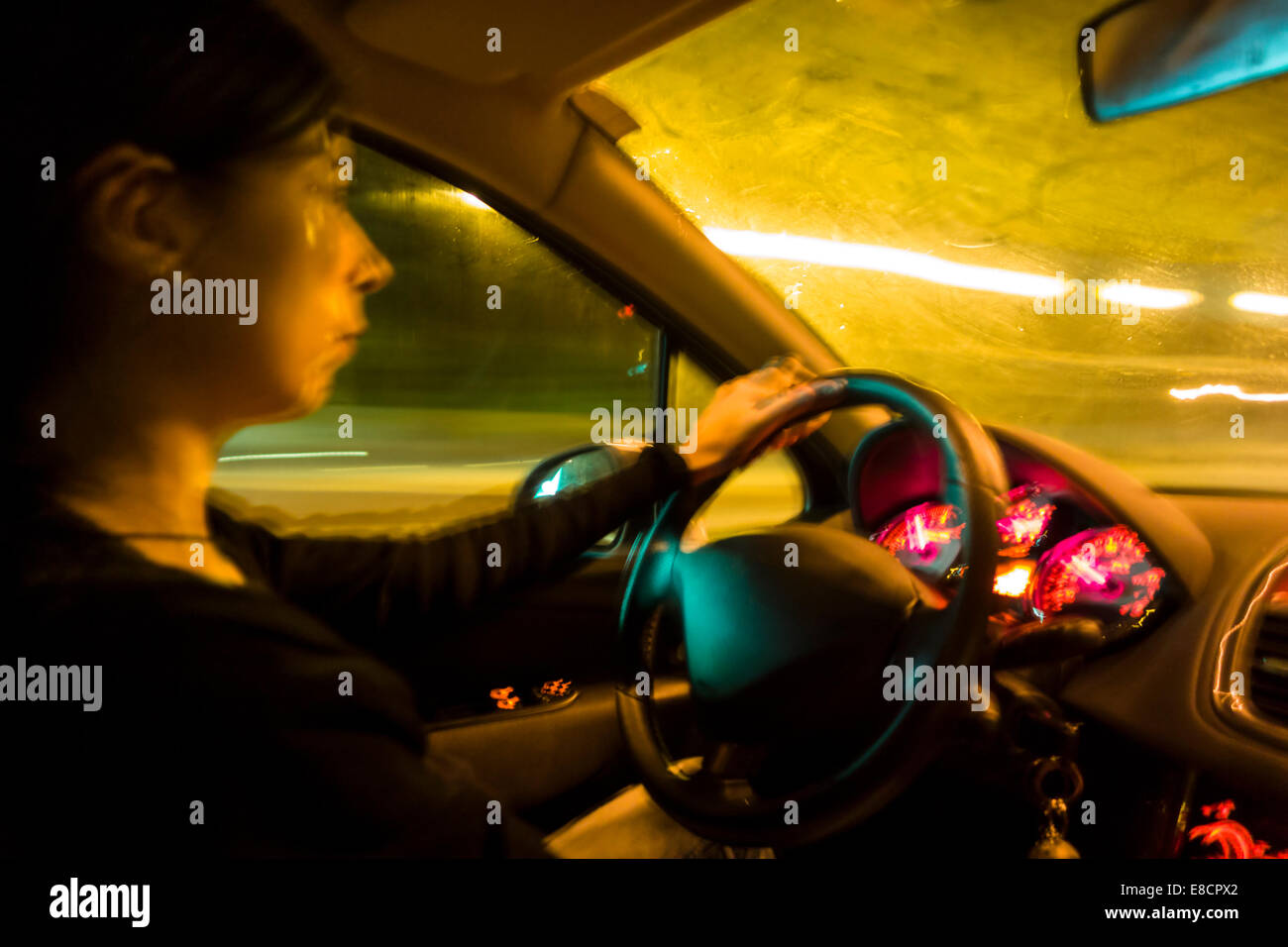 Woman driving car la nuit Banque D'Images