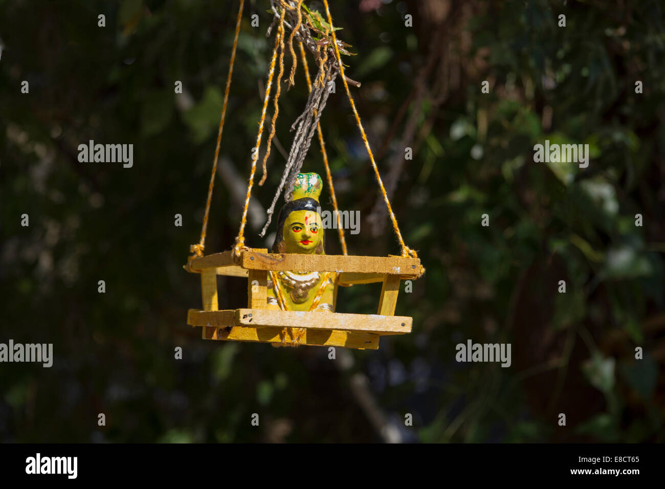 MEENAKSHI AMMAN TEMPLE MADURAI INDE UN CULTE À LA FERTILITÉ MODÈLE BÉBÉ FIGURANT DANS LE SOCLE JAUNE Banque D'Images