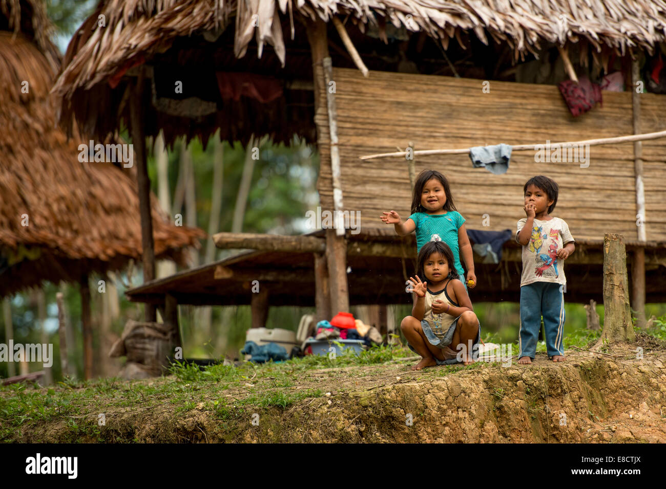 Les enfants dans le village d'amazonie 'mestizo ribereño', Pérou Banque D'Images