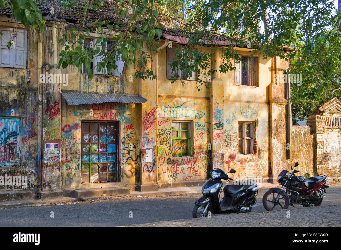 Ancienne maison coloniale OU PORT KOCHI COCHIN INDE MAINTENANT COUVERT PAR UN GRAFFITI ARTISTES Banque D'Images