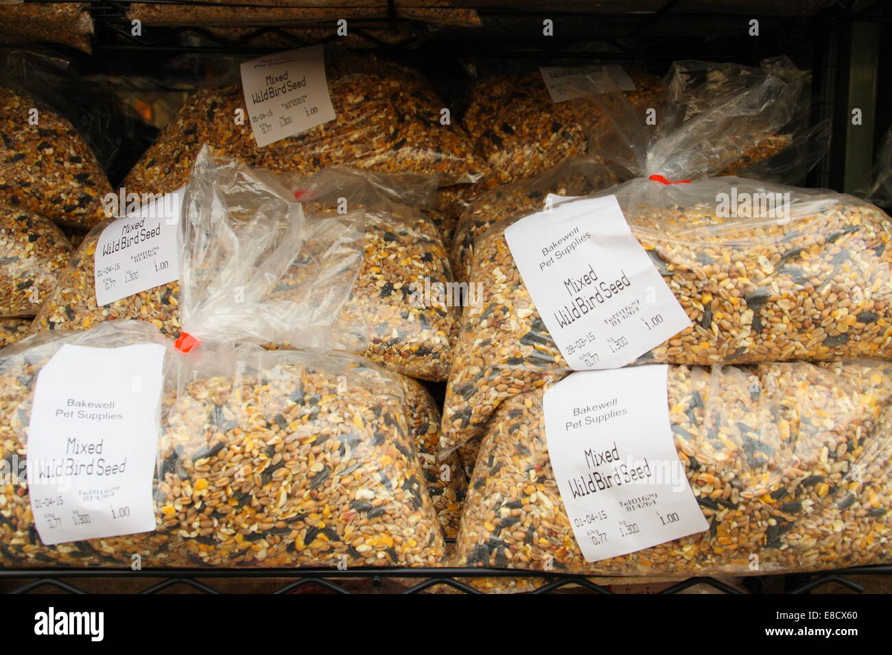 Une sélection d'aliments pour oiseaux à vendre à l'extérieur d'un UK pet shop Banque D'Images