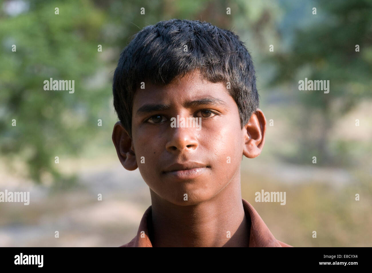 Les jeunes adolescents indiens avec des jeunes du village et doux visage aimable Banque D'Images