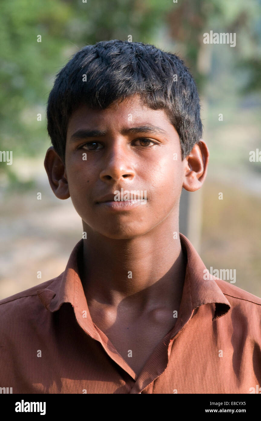 Les jeunes adolescents indiens avec des jeunes du village et doux visage aimable Banque D'Images